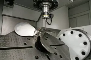 sonda de medición Renishaw en un centro de mecanizado de 5 ejes.