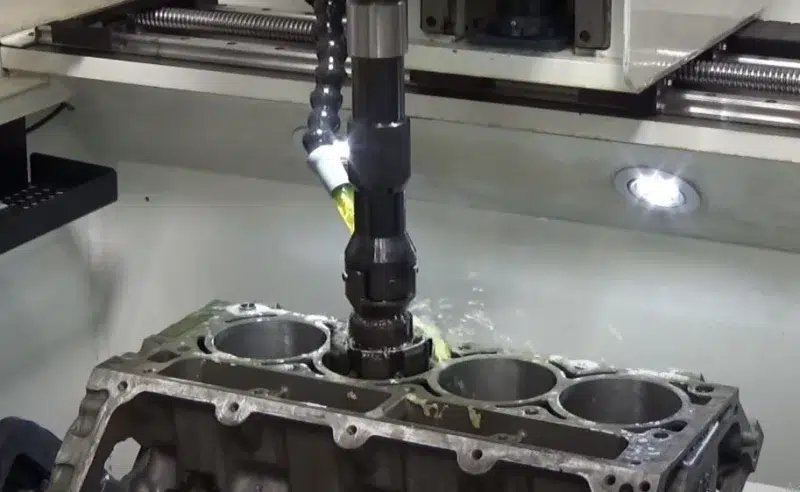 Imagen de un proceso de bruñido con piedras abrasivas, realizado en una máquina CNC, del fabricante Sunnen.