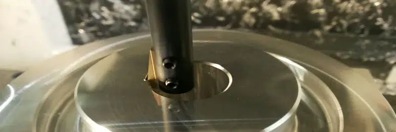 Imagen de un chavetero de rueda, mecanizado con brocha en un torno CNC.
