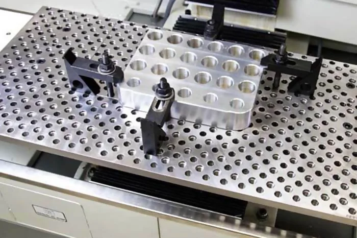 Imagen de una placa con un sistema rápido para usar bridas y esparragos en un centro de mecanizado.