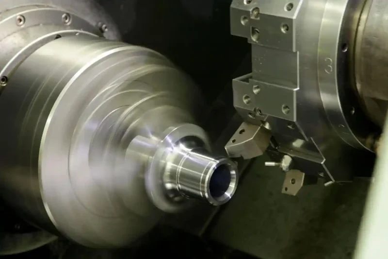 Imagen de un proceso de cilindrado en un torno CNC.