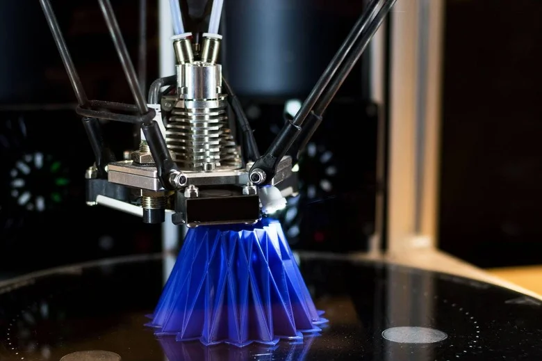 Imagen de una máquina de fabricación aditiva 3D, ara la fabricación de plásticos técnicos para la industria aeroespacial.
