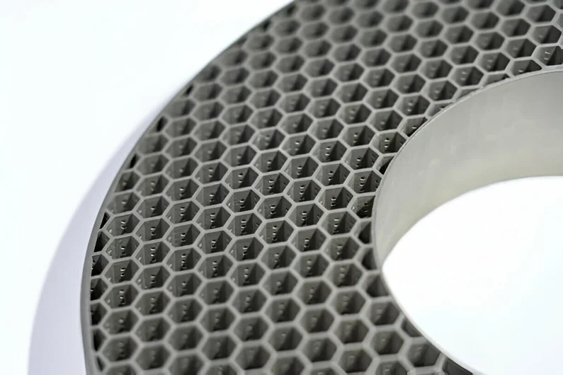 Imagen de una pieza de plastico tecnico para la industria aeroespacial