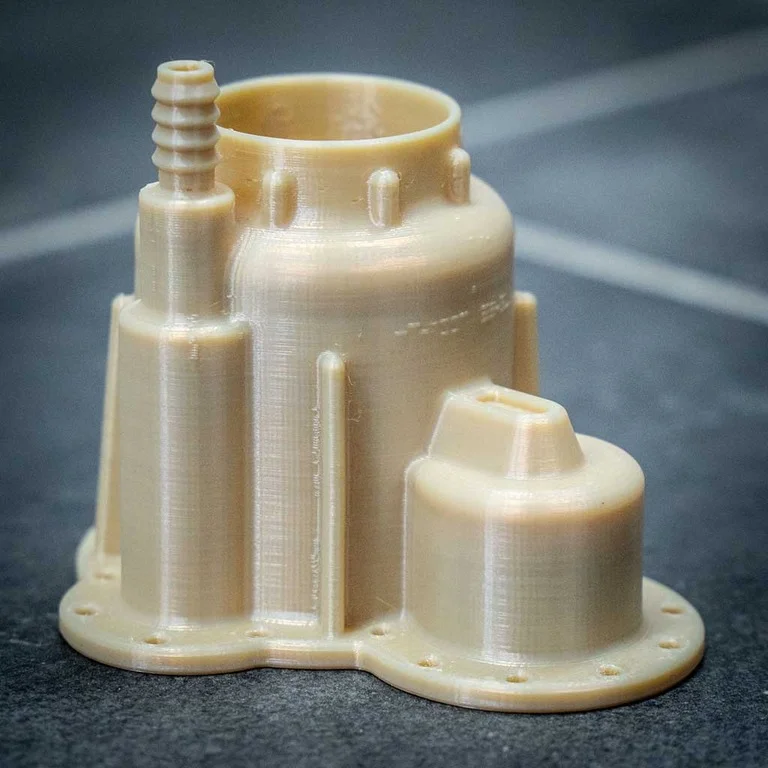 Imagen de pieza de PEEk fabricada mediante impresión 3D, para la industria aeroespacial.