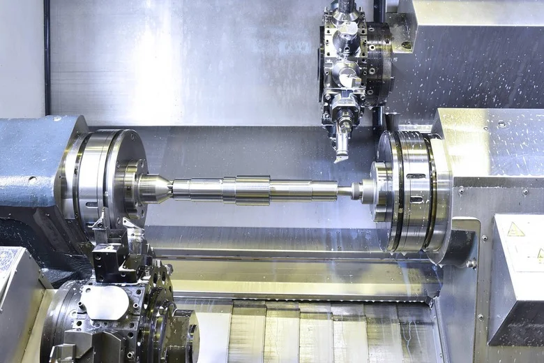 Imagen de un torno CNC de torreta, realizando operaciones de torneado evitando las vibraciones Imagen de un torno CNC de torreta, realizando operaciones de torneado evitando las vibraciones