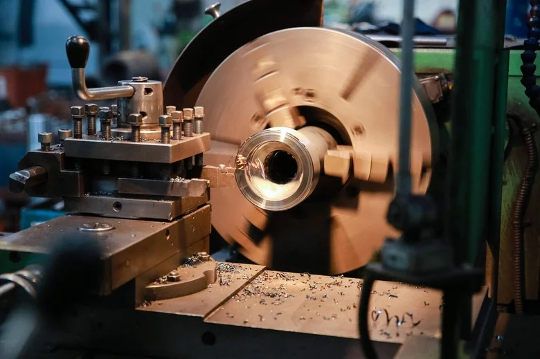 Torno paralelo, realizando una operación de torneado evitando las vibraciones Torno paralelo, realizando una operación de torneado evitando las vibraciones
