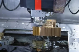 Imagen de un corte de electroerosión por hilo EDM, de una pieza de bronce al aluminio.