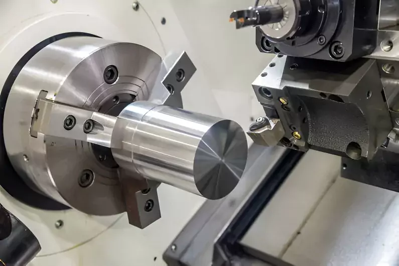 Imagen de un torno, refrentando un acero bonificado.
