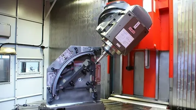 Imagen de un centro de mecanizado CNC de 6 ejes, realizando una operación de taladrado. Imagen de un centro de mecanizado CNC de 6 ejes, realizando una operación de taladrado.